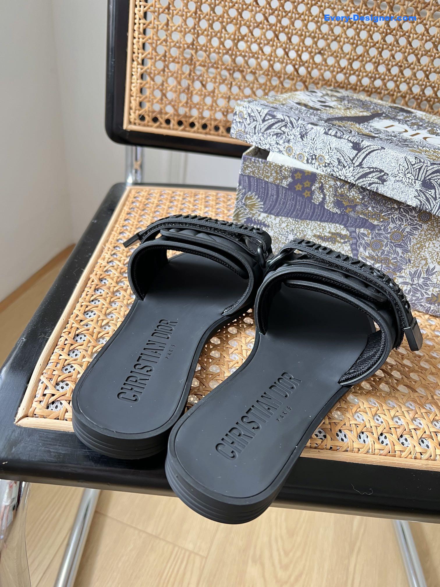 D10r velcro slippers
