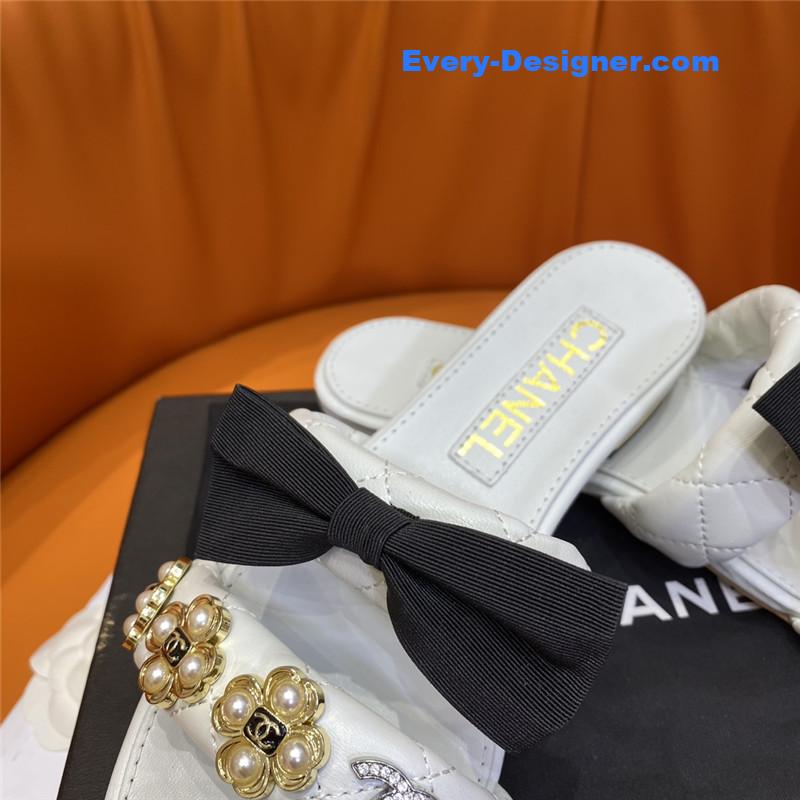 CC embroidered logo slippers