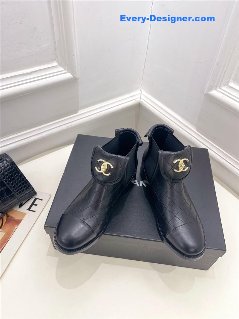 CC logo rhombus short boots