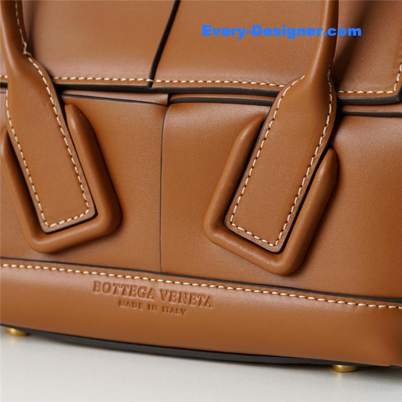b0tt*ga Ven*ta arco mini leather tote