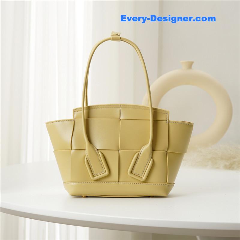 b0tt*ga Ven*ta arco mini leather bag