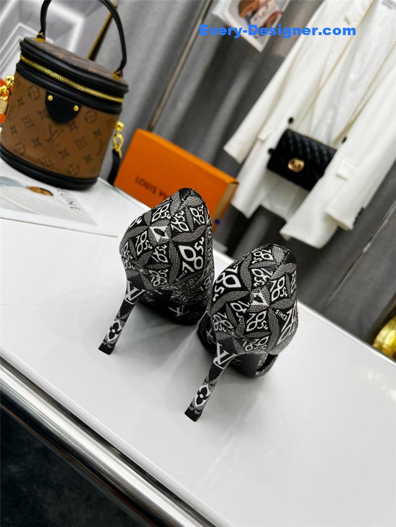 l0vis Vvtt0n lv metal buckle high heels