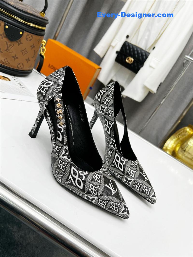 l0vis Vvtt0n lv metal buckle high heels