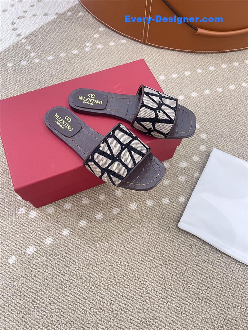 Va1e*ntin0 v buckle vlogo embroidery series flat slippers