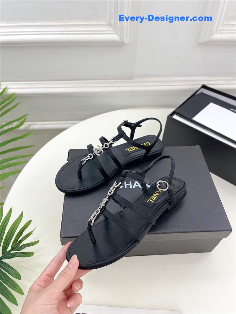 CC double C chain pinch sandals