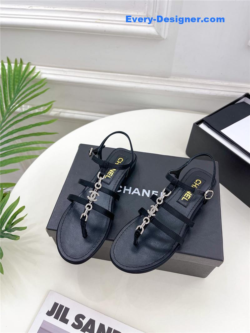CC double C chain pinch sandals
