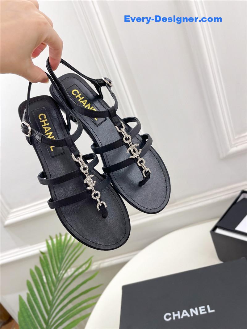 CC double C chain pinch sandals