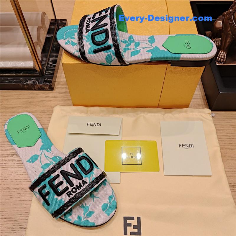 F**di embroidered “F**di” large english logo logo slippers