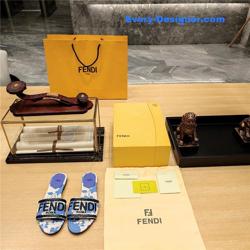 F**di embroidered “F**di” large english logo logo slippers