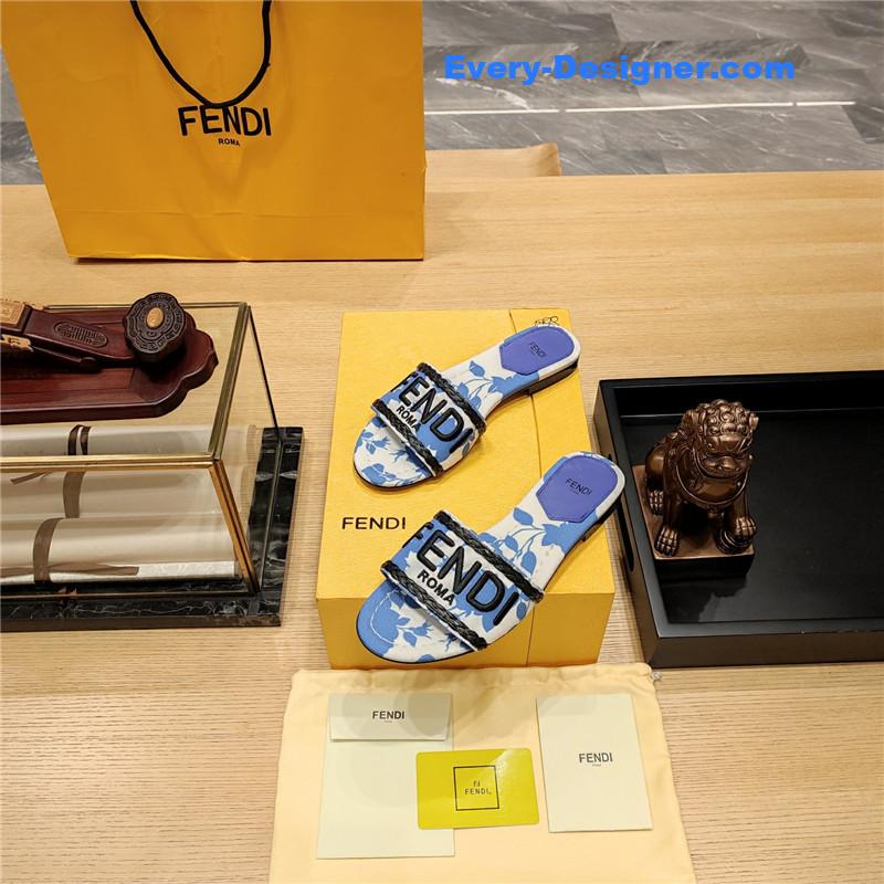 F**di embroidered “F**di” large english logo logo slippers