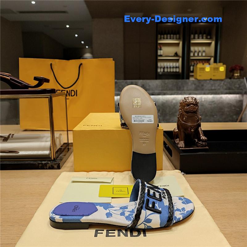 F**di embroidered “F**di” large english logo logo slippers