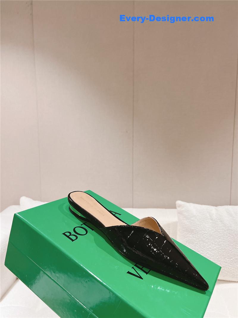 b0tt*ga Ven*ta v-collar pointy toe slides