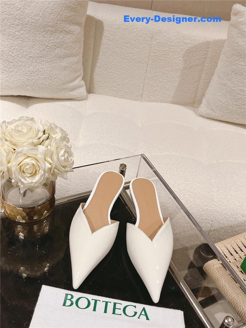 b0tt*ga Ven*ta v-collar pointy toe slides