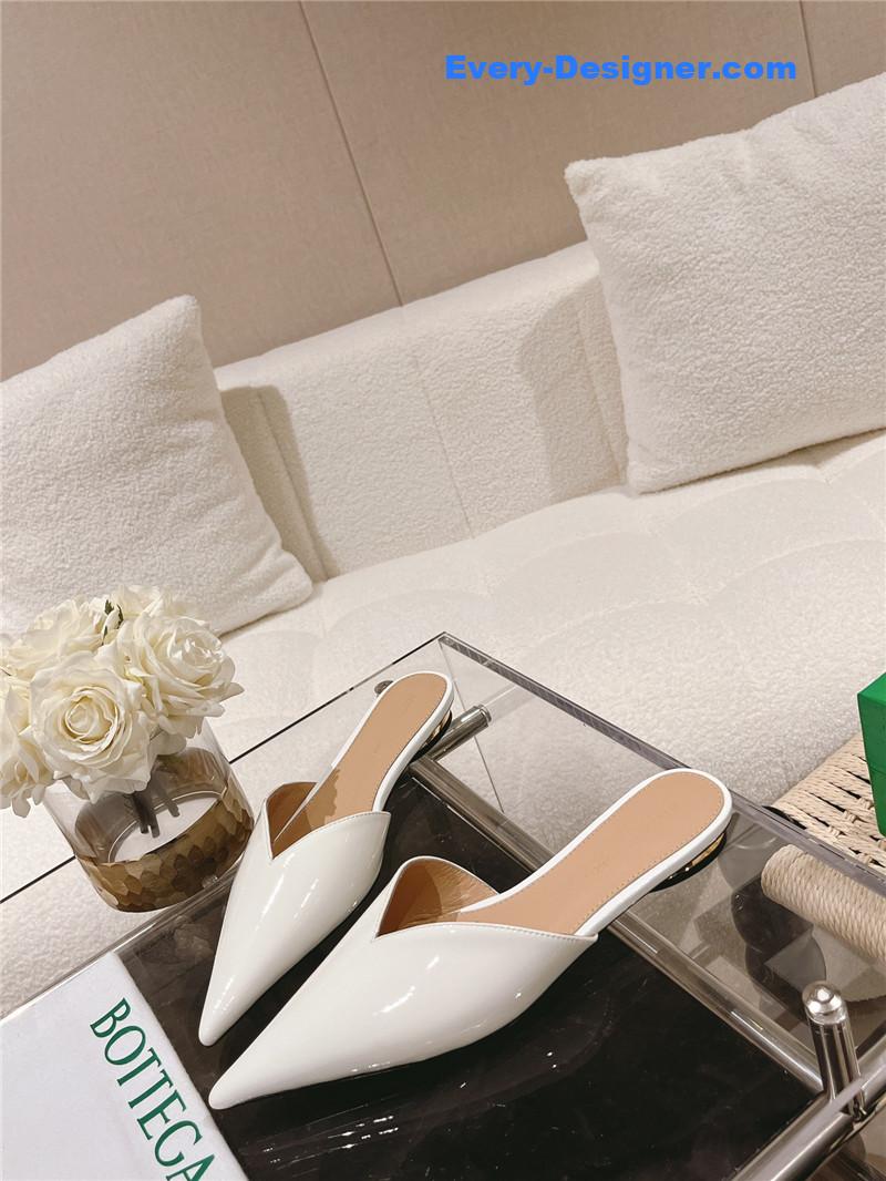 b0tt*ga Ven*ta v-collar pointy toe slides