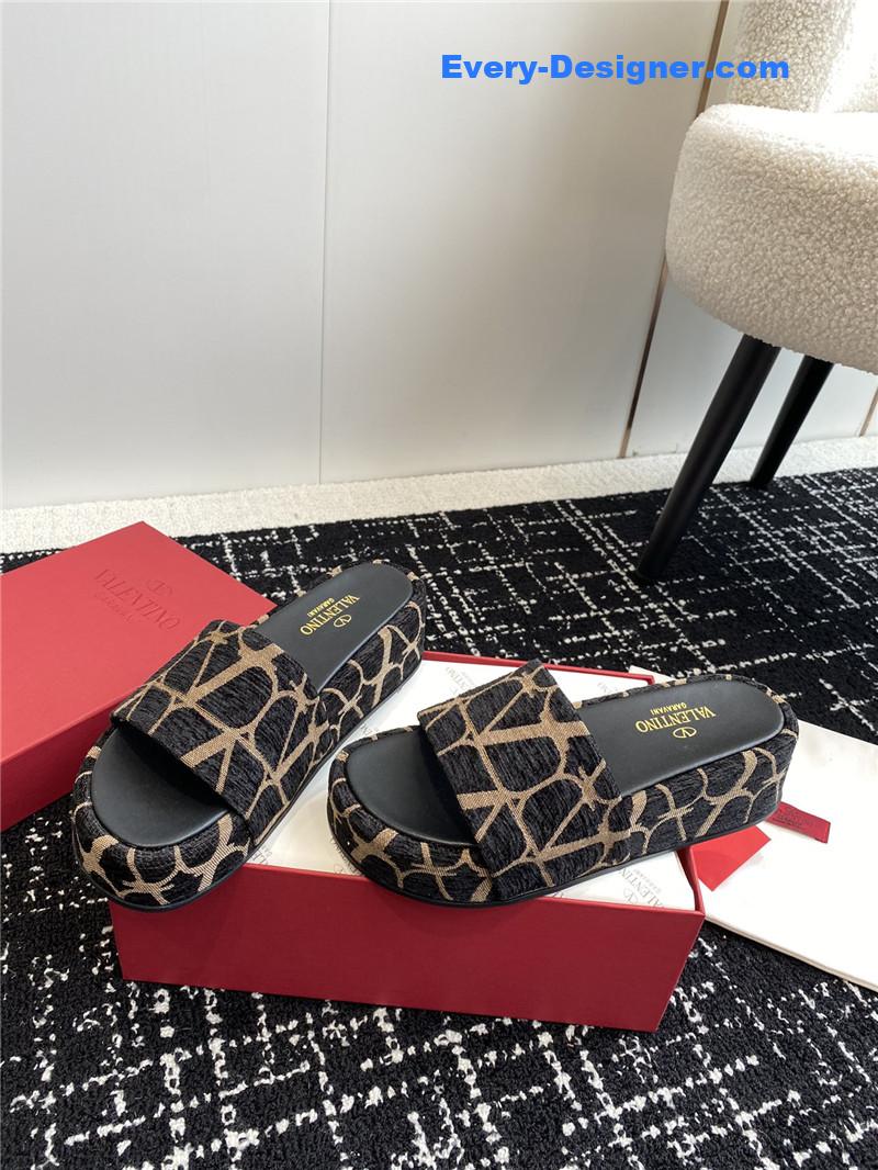 Va1e*ntin0 spring and summer new thick-soled sandals
