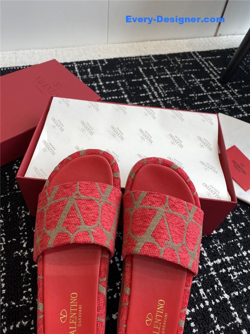 Va1e*ntin0 spring and summer new thick-soled sandals