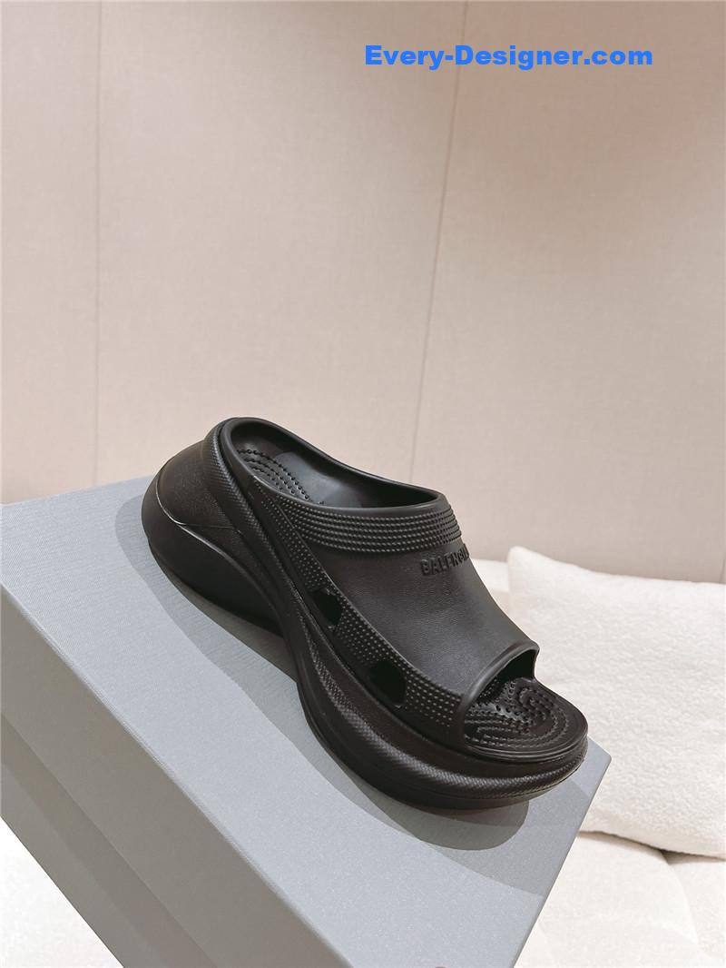 Ba1en*iaga explosive wedge platform sandals