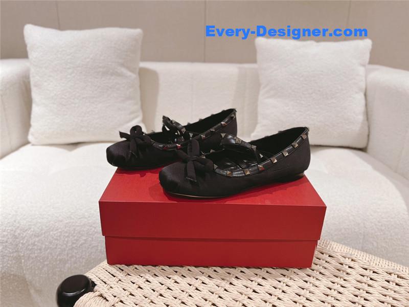Va1e*ntin0 vintage craft pyramid big willow studded flats