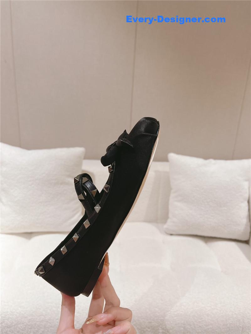 Va1e*ntin0 vintage craft pyramid big willow studded flats