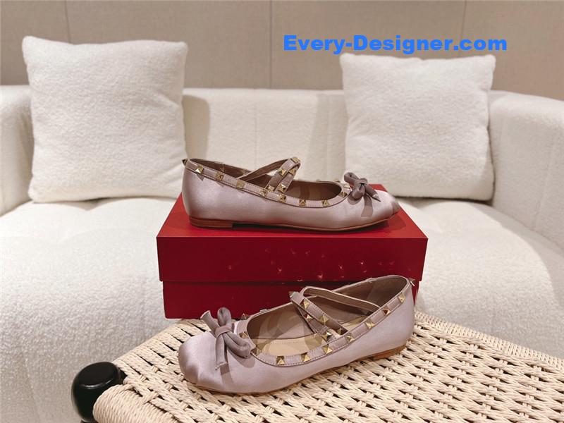 Va1e*ntin0 vintage craft pyramid big willow studded flats
