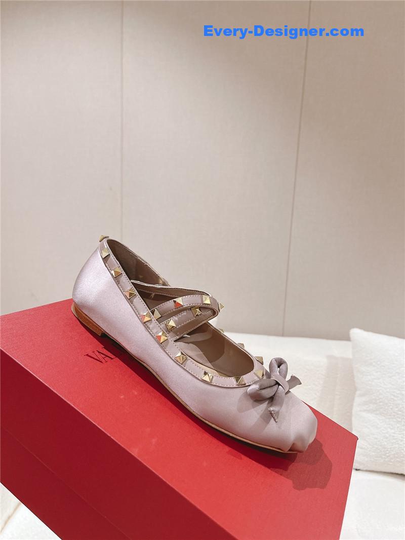 Va1e*ntin0 vintage craft pyramid big willow studded flats
