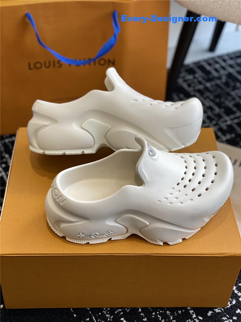 l0vis Vvtt0n lv new shark slippers