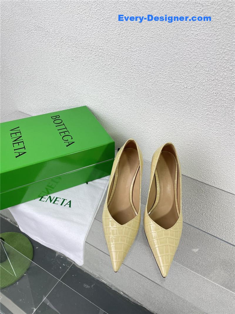 b0tt*ga Ven*ta puntas wedge pumps