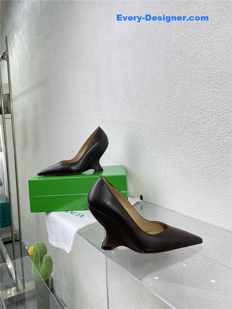 b0tt*ga Ven*ta puntas wedge pumps