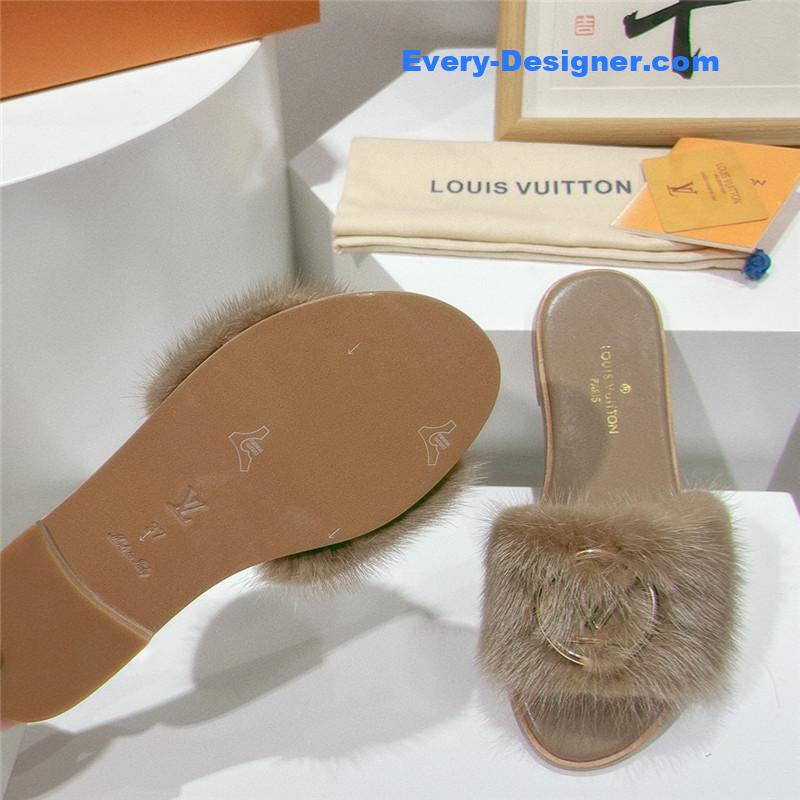 l0vis Vvtt0n lv flat open toe sandals