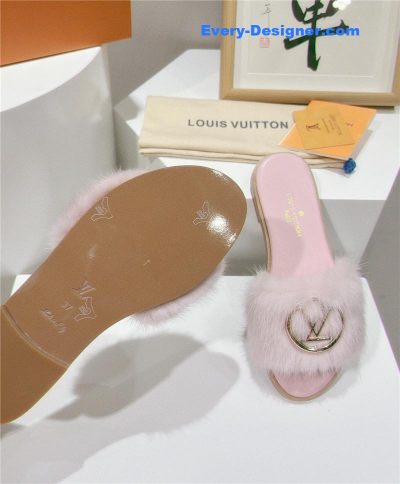 l0vis Vvtt0n lv flat open toe sandals