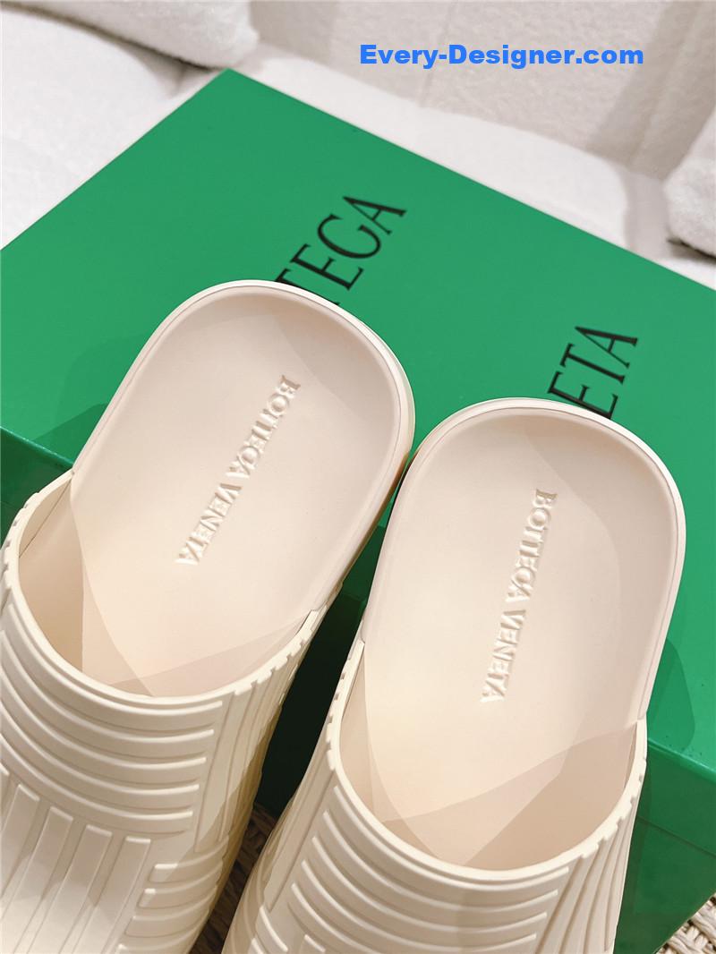 b0tt*ga Ven*ta flip flops