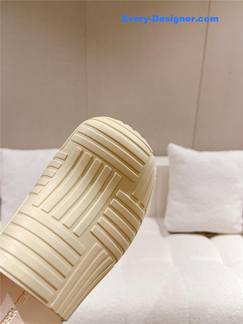 b0tt*ga Ven*ta flip flops