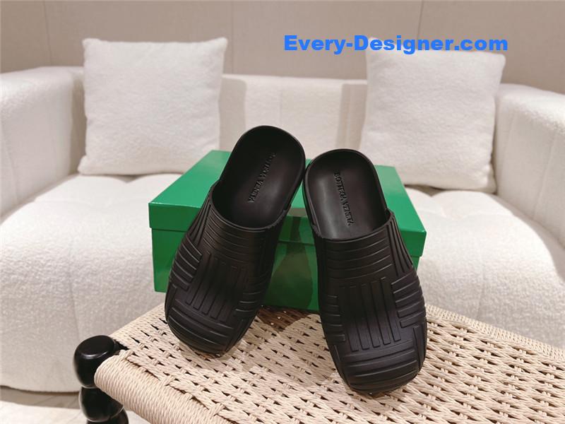 b0tt*ga Ven*ta flip flops