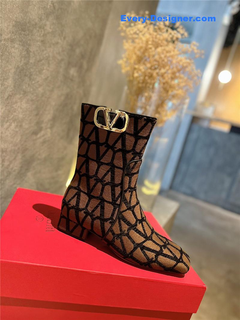 Va1e*ntin0 leather outsole ankle boots