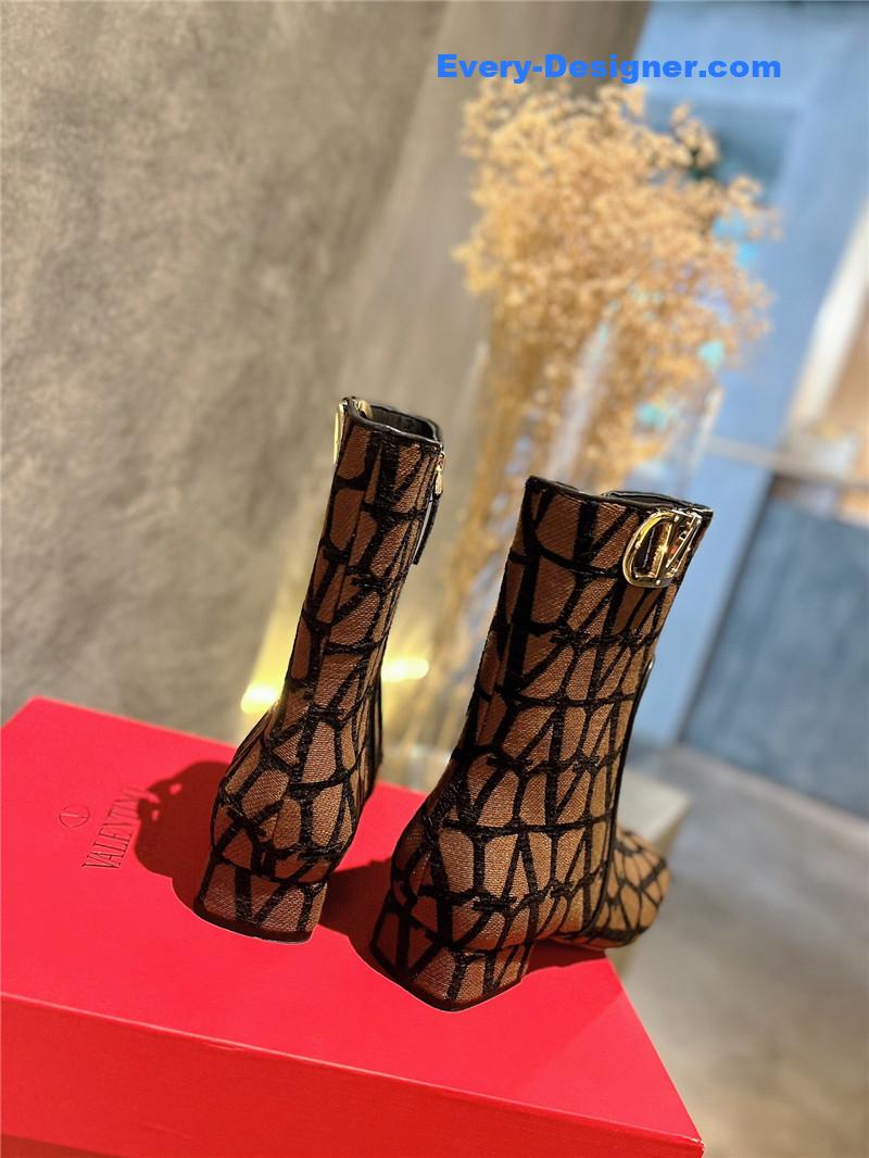 Va1e*ntin0 leather outsole ankle boots