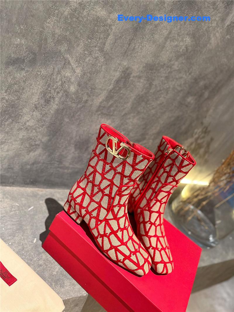 Va1e*ntin0 leather outsole ankle boots