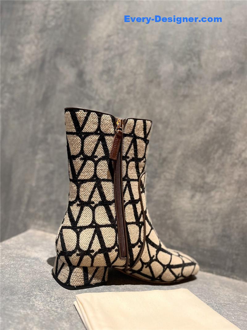Va1e*ntin0 leather outsole ankle boots