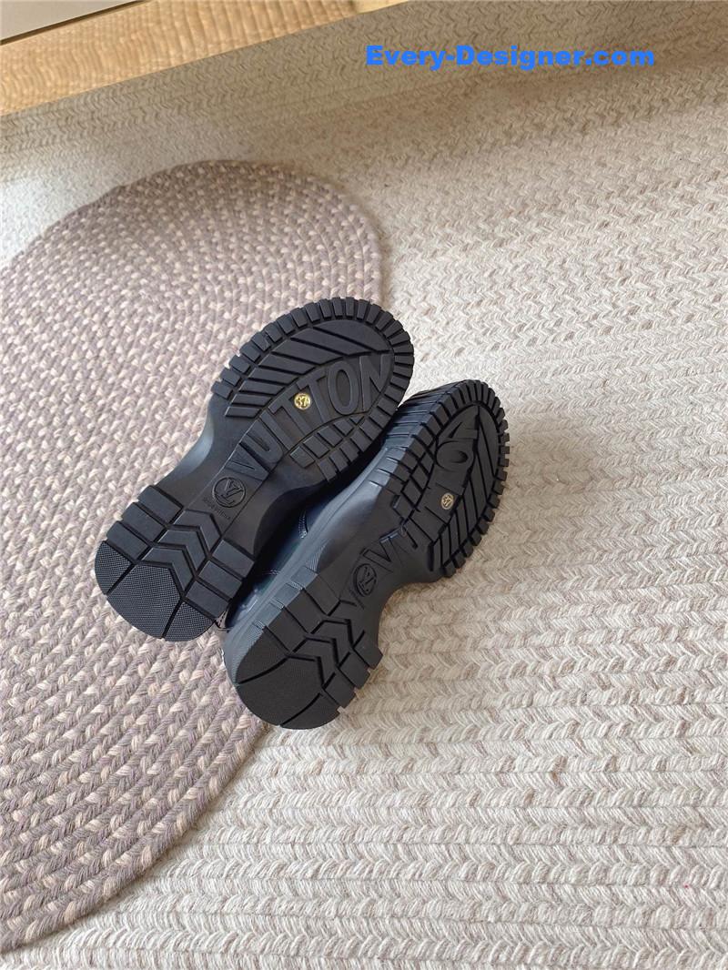 l0vis Vvtt0n black leather derby shoe