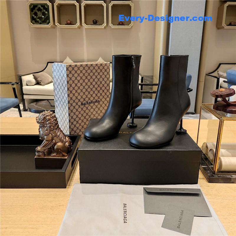 Ba1en*iaga wine glass heeled round toe boots