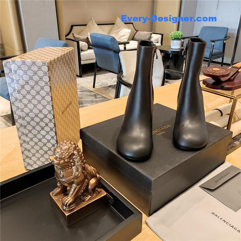Ba1en*iaga wine glass heeled round toe boots