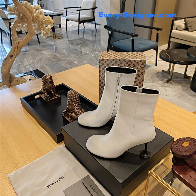 Ba1en*iaga wine glass heeled round toe boots