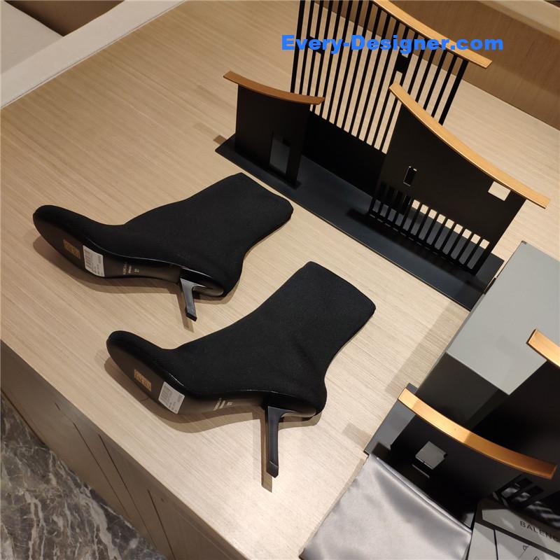 Ba1en*iaga’s new 7-shaped heel sock boots