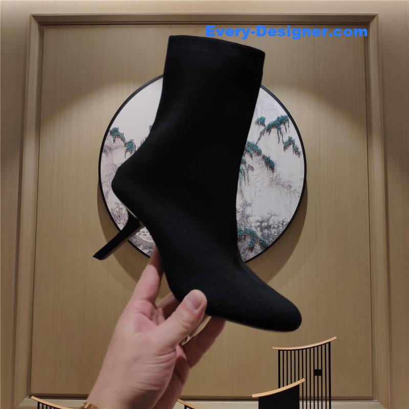 Ba1en*iaga’s new 7-shaped heel sock boots