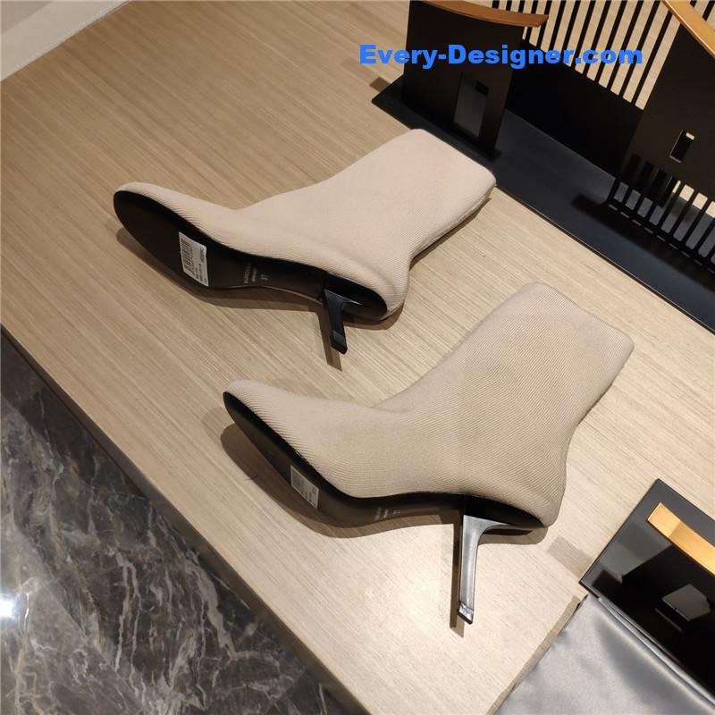 Ba1en*iaga’s new 7-shaped heel sock boots