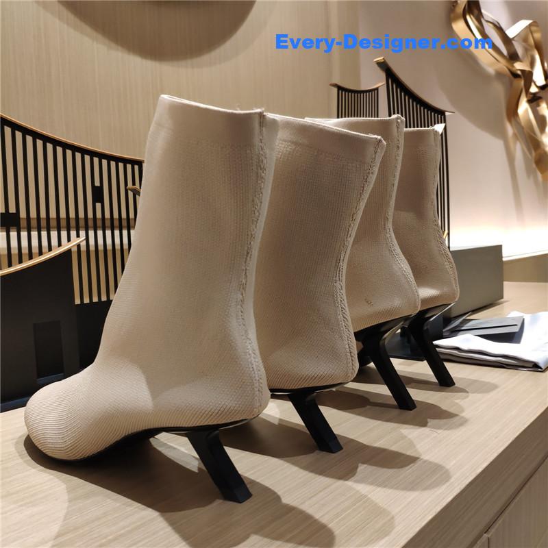 Ba1en*iaga’s new 7-shaped heel sock boots
