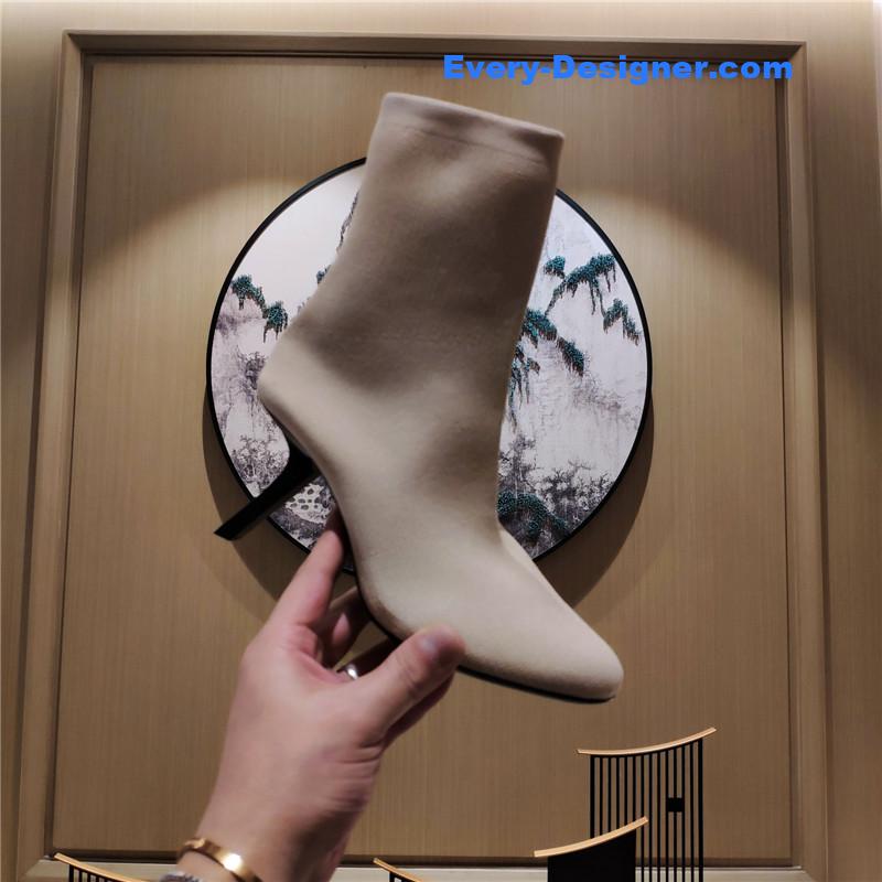 Ba1en*iaga’s new 7-shaped heel sock boots
