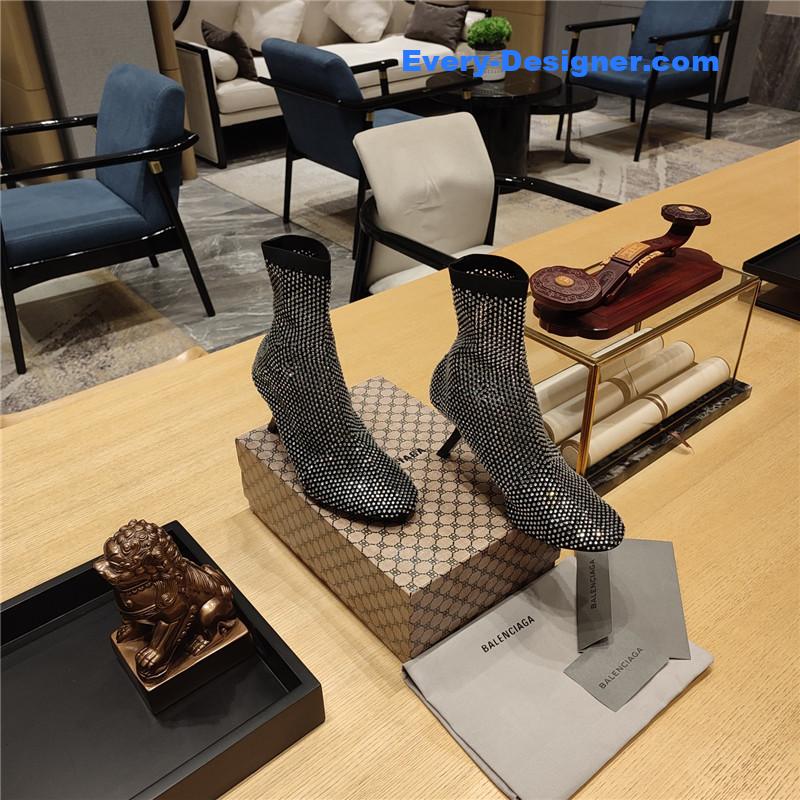 Ba1en*iaga’s new 7-shaped heel sock boots