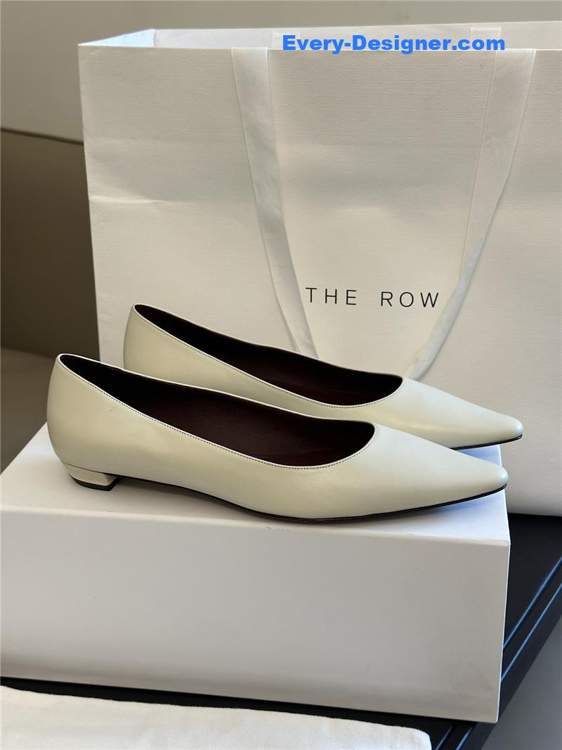 pointed shoes