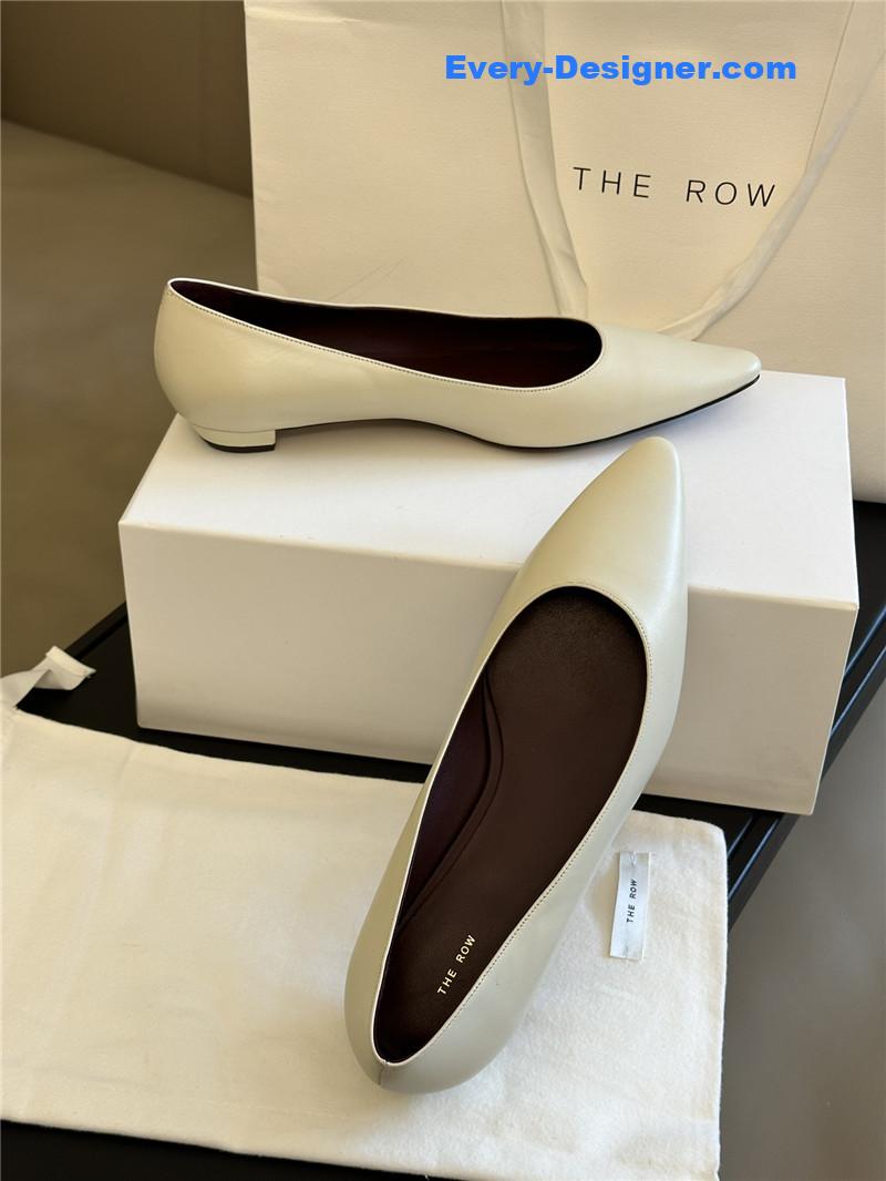 pointed shoes