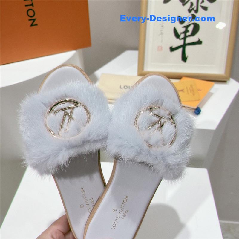 l0vis Vvtt0n lv flat open toe sandals